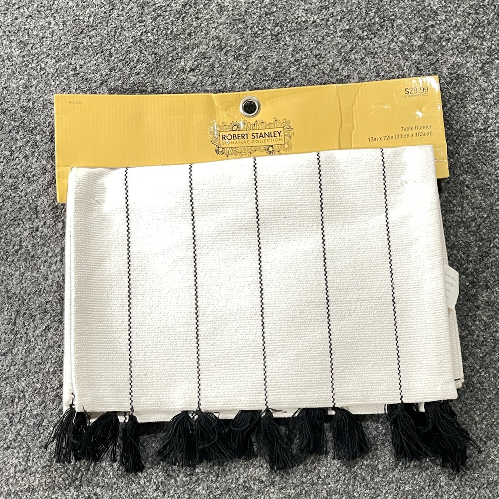 *NWT Robert Stanley White & black. Modern Farm House Table Runner